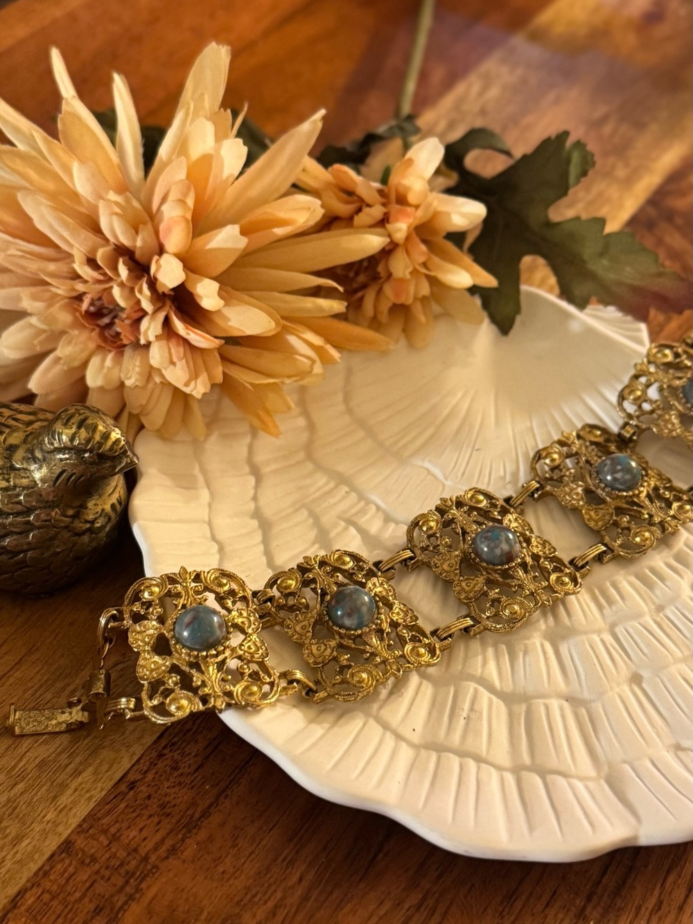Vintage-Gold Filigree Bracelet Marbled Blue Cabochons